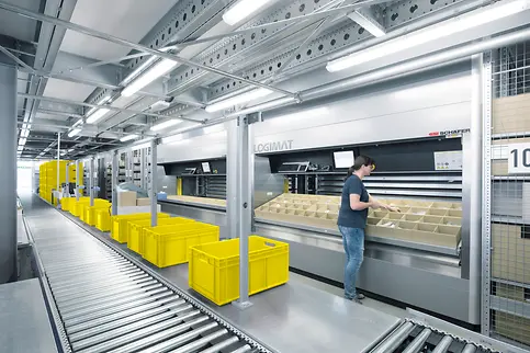 SSI LOGIMAT tárolóautomata és szállítópálya tárolóládákkal
