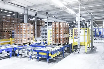 System przenoszący palety odpowiada za zaopatrywanie linii produkcyjnych w