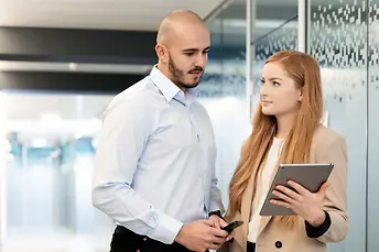 HR_dwie osoby dyskutują o czymś na tablecie