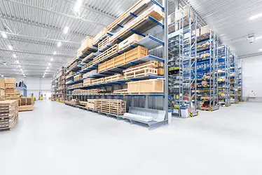 Articles mesurant jusqu'à 9 m de long et stockés dans des cantilevers