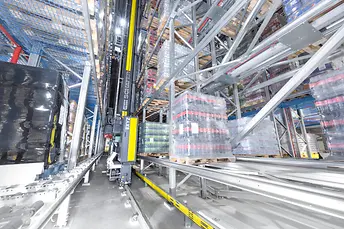 SSI Exyz opent pallets die zijn opgeslagen in een reksysteem