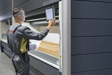 Kommissionieren am Lagerlift SSI LOGIMAT