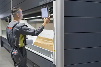 Kompletacja w module podnośnika pionowego SSI LOGIMAT