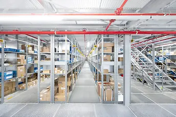 Fachboderegale R 3000 in einer mehrgeschossigen Anlage