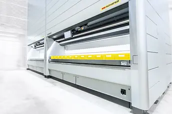 Vertikalliftmodul SSI Schäfer Logimat mit gelben Behältern zur Lagerung
